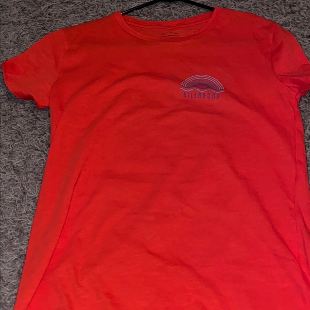 billabong red tee
